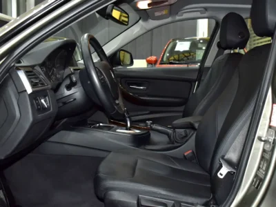 2016 BMW 3-Series 318i 1.5-liter Turbocharged 3-cylinder Engine Brown Black Sedan GCC