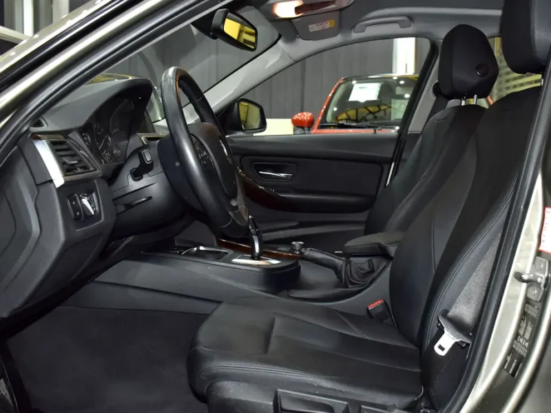 2016 BMW 3-Series 318i 1.5-liter Turbocharged 3-cylinder Engine Brown Black Sedan GCC