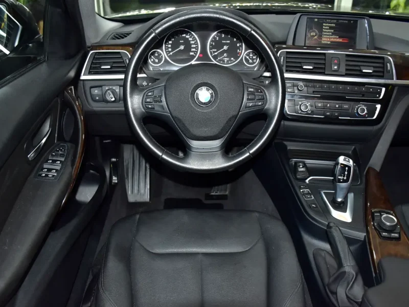 2016 BMW 3-Series 318i 1.5-liter Turbocharged 3-cylinder Engine Brown Black Sedan GCC