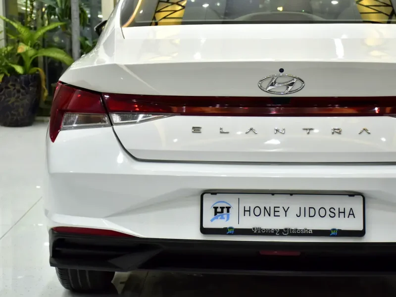 2022 Hyundai Elantra Comfort 1.6-litre MPI 4-cylinder Petrol Engine White Grey Sedan GCC Specs