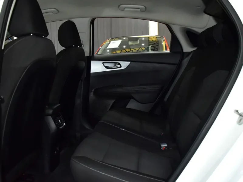 2022 Kia Cerato EX 1.6 Litres 4-cylinder Petrol Engine White Black Sedan GCC Specs