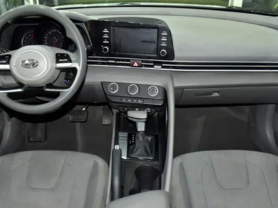 2022 Hyundai Elantra Comfort 1.6-litre MPI 4-cylinder Petrol Engine White Grey Sedan GCC Specs