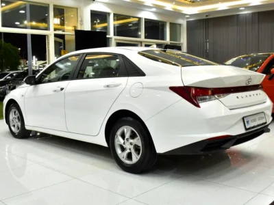 2022 Hyundai Elantra Comfort 1.6-litre MPI 4-cylinder Petrol Engine White Grey Sedan GCC Specs