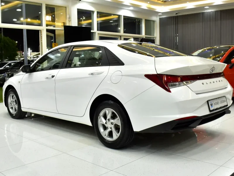 2022 Hyundai Elantra Comfort 1.6-litre MPI 4-cylinder Petrol Engine White Grey Sedan GCC Specs