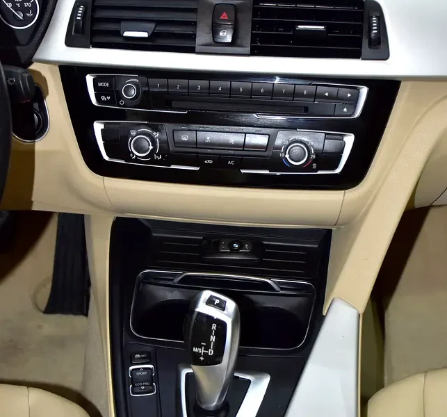 2016 BMW 3-Series 318i 1.5-liter Turbocharged 3-cylinder Engine White Beige Sedan GCC