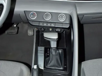 2022 Hyundai Elantra Comfort 1.6-litre MPI 4-cylinder Petrol Engine White Grey Sedan GCC Specs