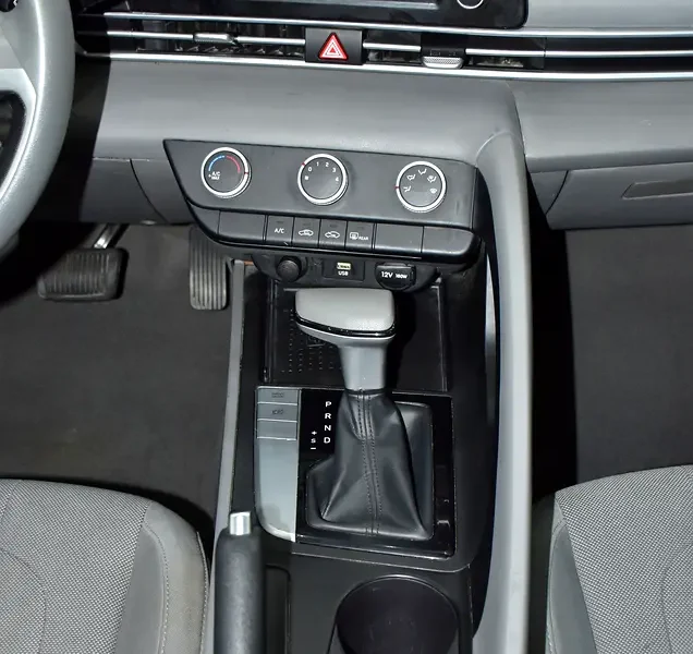 2022 Hyundai Elantra Comfort 1.6-litre MPI 4-cylinder Petrol Engine White Grey Sedan GCC Specs