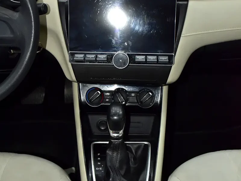 2022 MG MG5 Comfort 1.5L Naturally Aspirated 4-Cylinder Engine Silver Beige Sedan GCC Specs