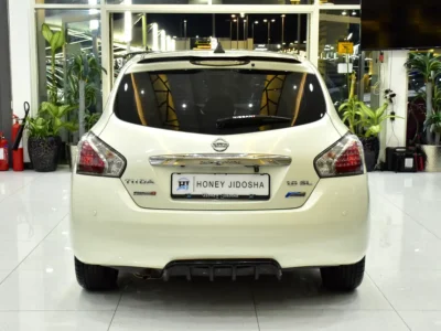 2016 Nissan Tiida SL Plus 1.8-liter 4-cylinder Petrol Engine White Beige Hatchback GCC Specs