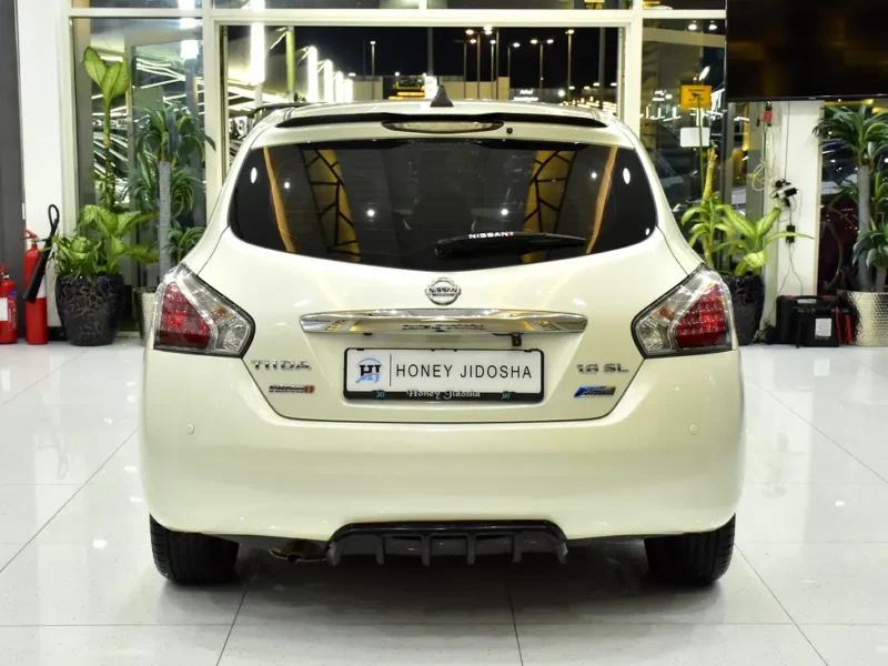 2016 Nissan Tiida SL Plus 1.8-liter 4-cylinder Petrol Engine White Beige Hatchback GCC Specs