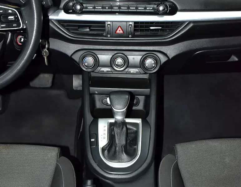 2022 Kia Cerato EX 1.6 Litres 4-cylinder Petrol Engine White Black Sedan GCC Specs