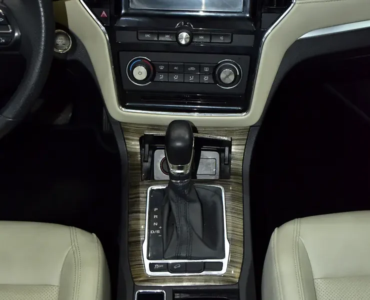 2021 MG RX5 Luxury 1.5-litre Turbocharged 4-cylinder Petrol Engine Black Beige SUV GCC Specs