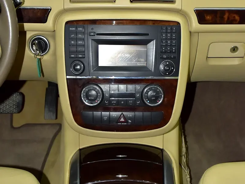 2009 Mercedes-Benz R-Class R 350 4MATIC 3.5-liter V6 Petrol Engine White Beige Wagon GCC