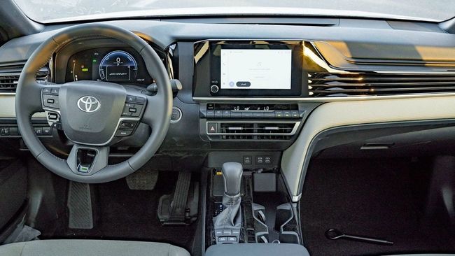 2025 Toyota Camry 2.5L 4-Cylinder Hybrid Petrol Engine Black Beige Sedan GCC Specs