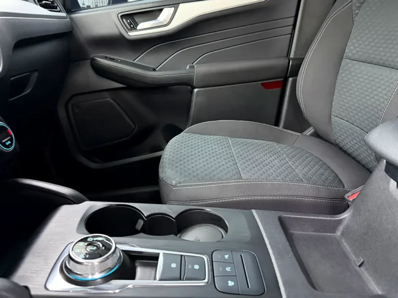2022 Ford Escape SE 4 Cylinders Petrol Engine White Black SUV GCC Specs