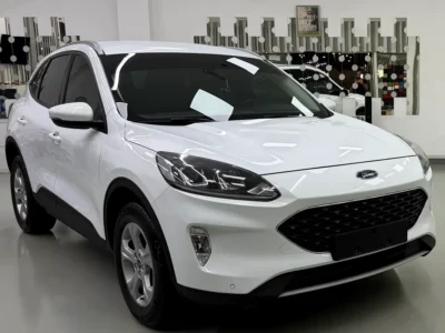2022 Ford Escape SE 4 Cylinders Petrol Engine White Black SUV GCC Specs