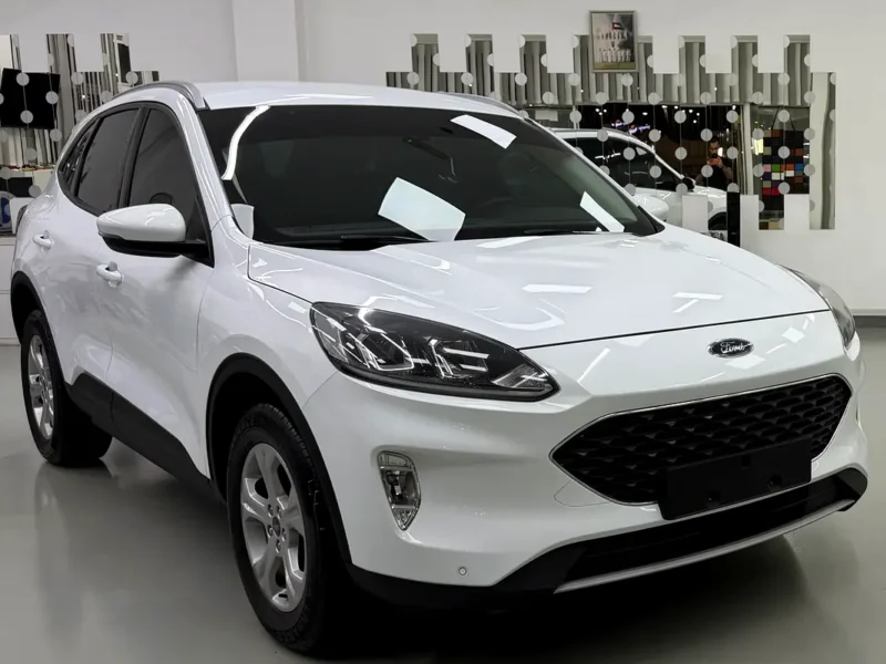 2022 Ford Escape SE 4 Cylinders Petrol Engine White Black SUV GCC Specs