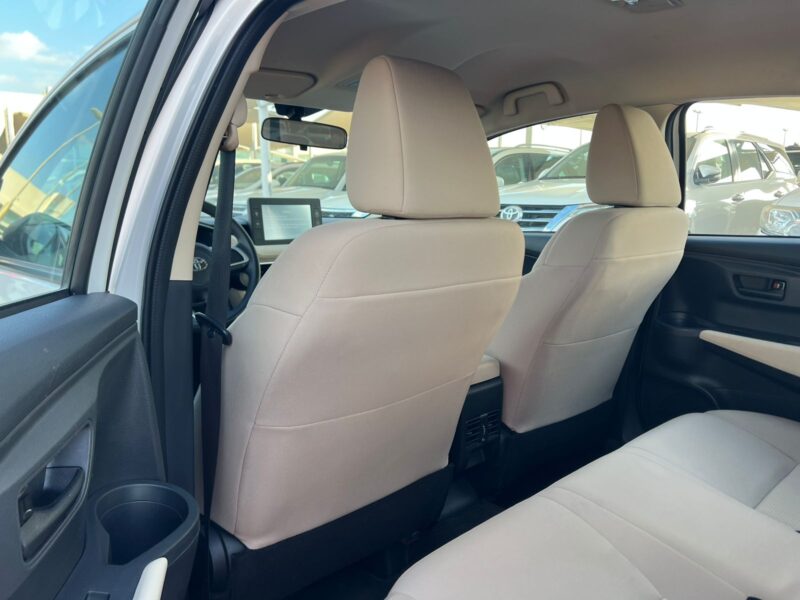 2023 Toyota Yaris 1.5 Litres V4 Petrol Engine White Beige Sedan GCC Specs Automatic