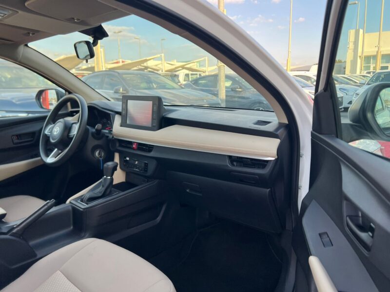 2023 Toyota Yaris 1.5 Litres V4 Petrol Engine White Beige Sedan GCC Specs Automatic