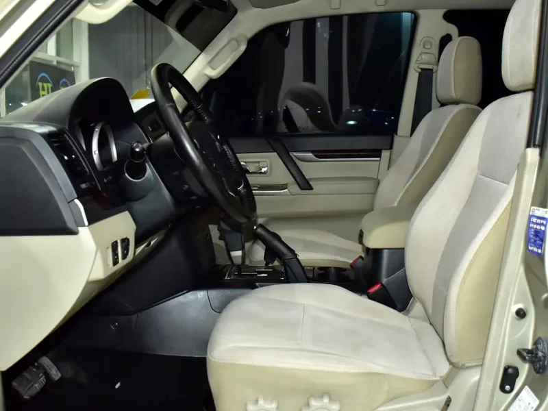 2017 Mitsubishi Pajero GLS 3.5-liter 6 Cylinders Petrol Engine Gold Beige SUV GCC Specs