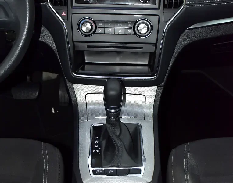 2022 MG RX5 Comfort 1.5L Turbocharged 4 Cylinders Petrol Engine White Black SUV GCC Specs