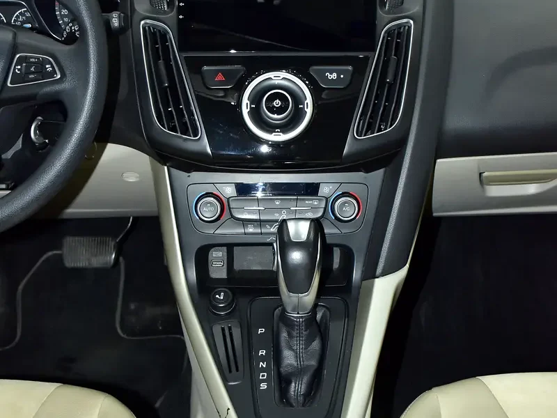 2018 Ford Focus Titanium 1.5-litre 4 Cylinders Petrol Engine Silver Beige Hatchback GCC Specs