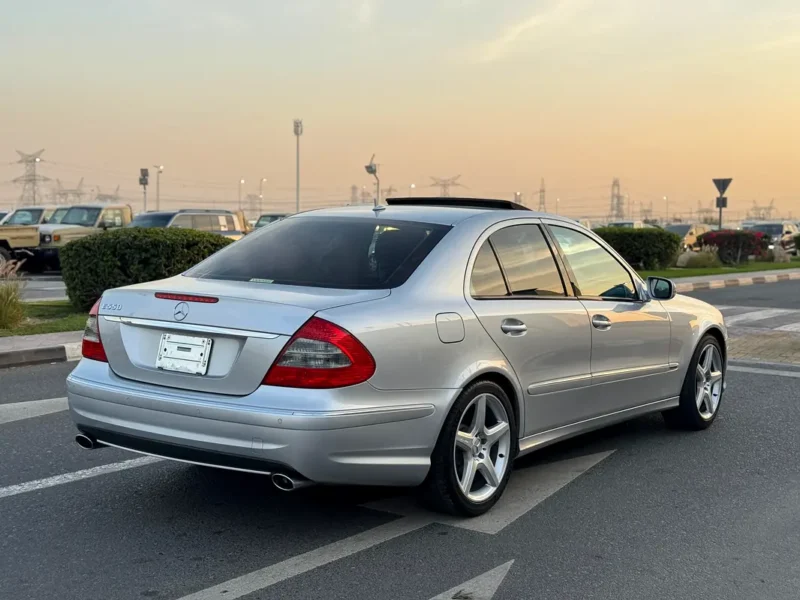 2009 Mercedes-Benz E-Class E550 5.5-liter Naturally Aspirated V8 Engine Silver Black Sedan