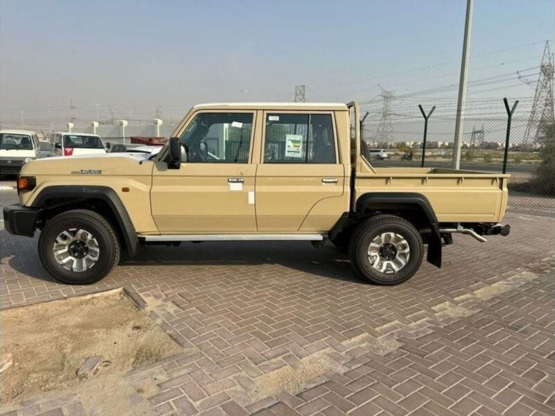 2024 Toyota Land Cruiser 79 Pick Up 4.0 Litres V6 Petrol Engine Double Cabin Beige Brown GCC Specs AT