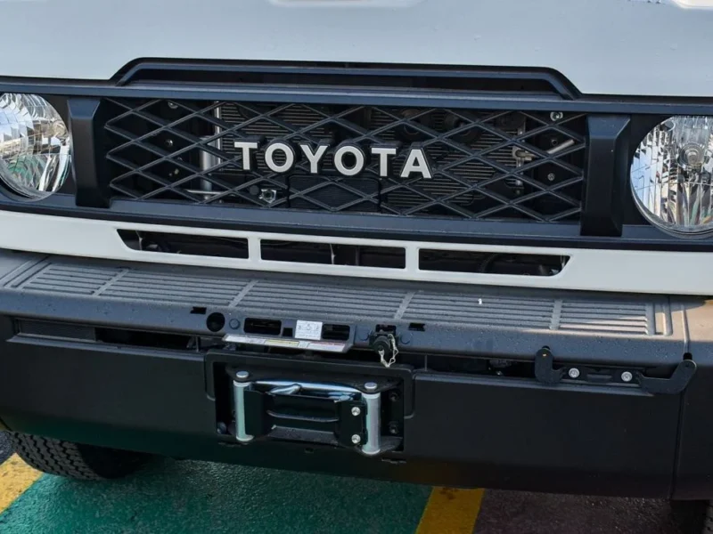 2024 Toyota Land Cruiser Pick Up 4.0 Litres V6 Petrol Engine Double Cabin AT White Tan GCC Specs