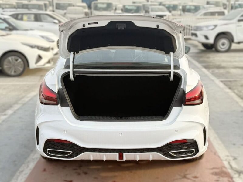2025 MG 5 MG5 1.5 Litres 4 Cylinders Petrol Engine White Black Sedan Chinese Specs Automatic