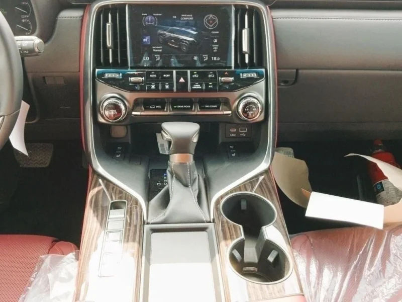 2025 Lexus LX600 3.5-liter twin-turbo V6 Petrol Engine White Red SUV GCC Specs Automatic