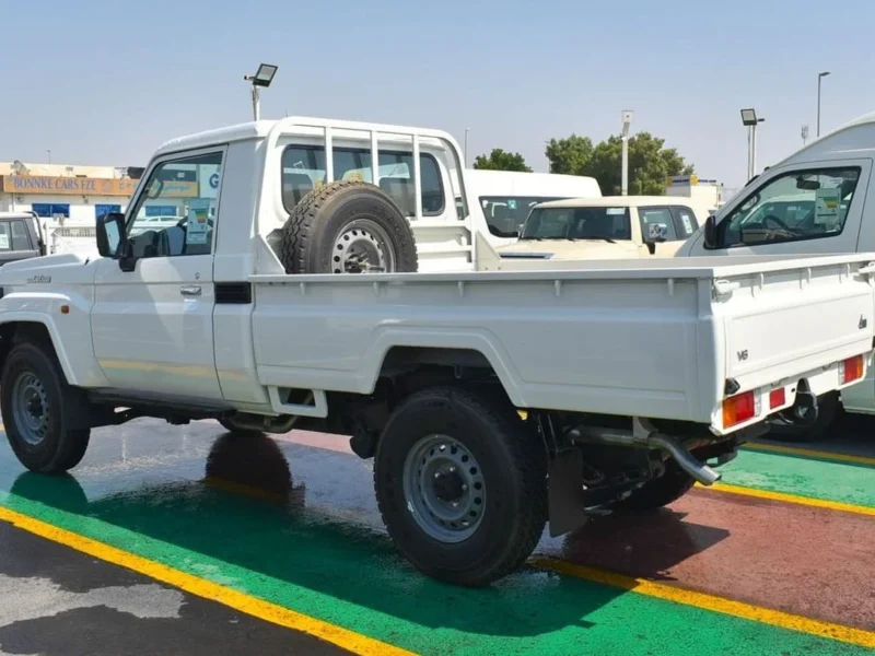 2024 Toyota Land Cruiser Pick Up 4.0 Litres V6 Petrol Engine Single Cabin AT White Beige GCC Specs