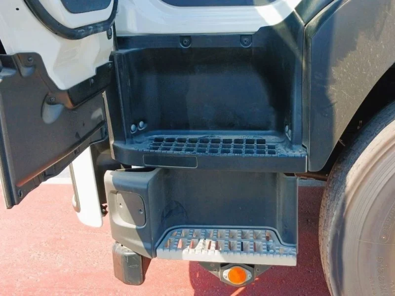 2025 Isuzu FVR 18 TON Chassis 4x2 7.79-liter 6-cylinder Diesel Engine White Black Truck GCC