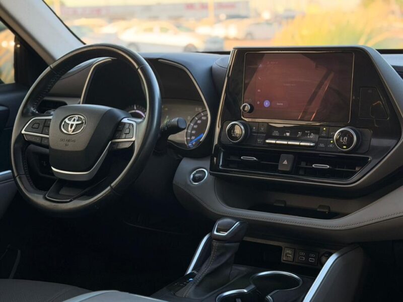 2023 TOYOTA HIGHLANDER GLE HYBRID 2.5 Litres V4 Engine Grey SUV GCC Specs