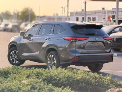 2023 TOYOTA HIGHLANDER GLE HYBRID 2.5 Litres V4 Engine Grey SUV GCC Specs