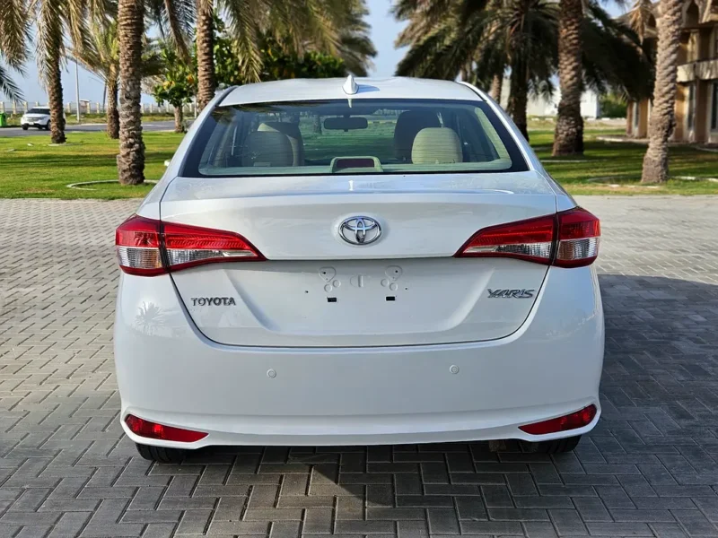 2022 Toyota Yaris SE 1.5 Litres 4 Cylinders Petrol Engine White Beige Sedan GCC Specs