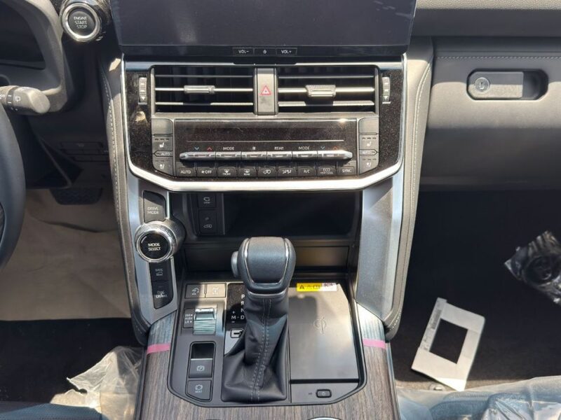 2025 Toyota Land Cruiser LC300 VX 3.5L Twin Turbo 6 Cylinders Petrol Engine White Black SUV