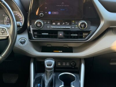 2023 TOYOTA HIGHLANDER GLE HYBRID 2.5 Litres V4 Engine Grey SUV GCC Specs