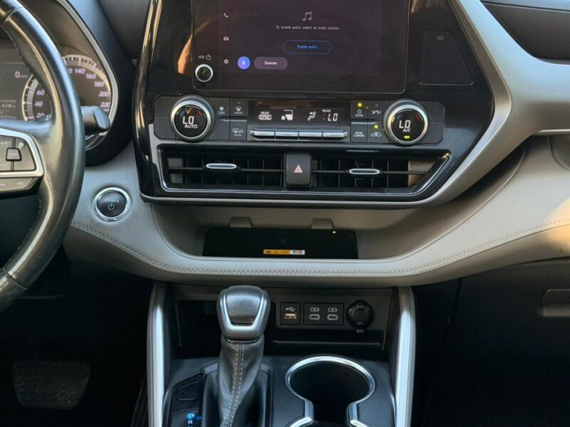 2023 TOYOTA HIGHLANDER GLE HYBRID 2.5 Litres V4 Engine Grey SUV GCC Specs