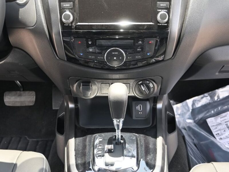 2025 NISSAN NAVARA 2.5L 4 Cylinder DIESEL Engine PRO4X 4X4 Silver Black Pickup DC