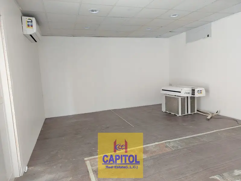 STORAGE WAREHOUS EUNIT DESIGNED FOR EASE OF ACCESS AND BUSINESS CONVENIENCE