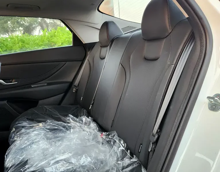 2025 Hyundai Elantra 4 Cylinders Petrol Engine White Black Sedan Chinese Specs Automatic