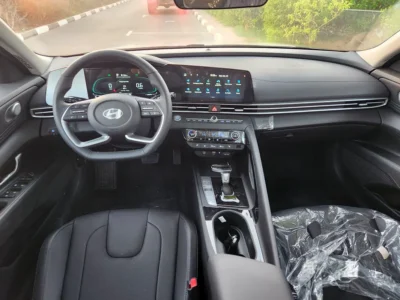 2025 Hyundai Elantra 4 Cylinders Petrol Engine White Black Sedan Chinese Specs Automatic