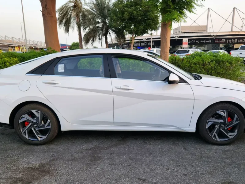 2025 Hyundai Elantra 4 Cylinders Petrol Engine White Black Sedan Chinese Specs Automatic