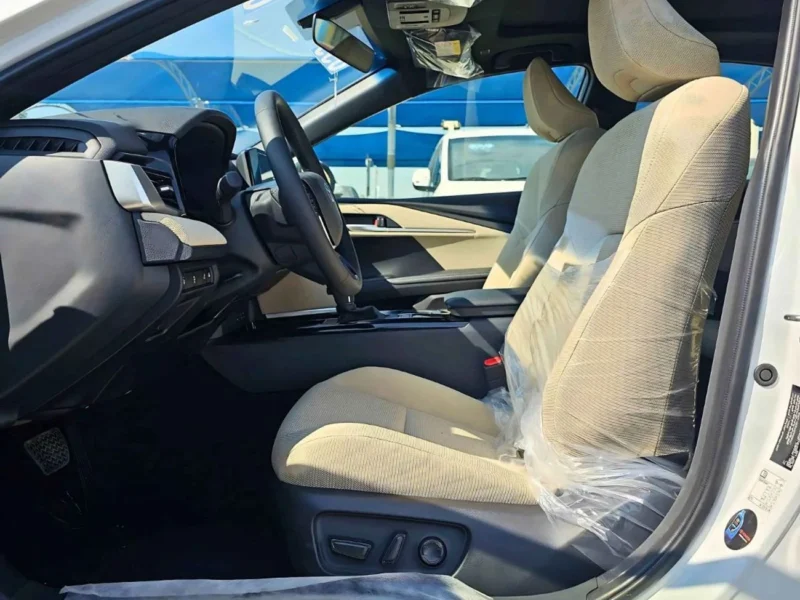 2025 Toyota Camry LE 2.5 LitresV4 HYBRID Engine White Beige Sedan GCC Specs