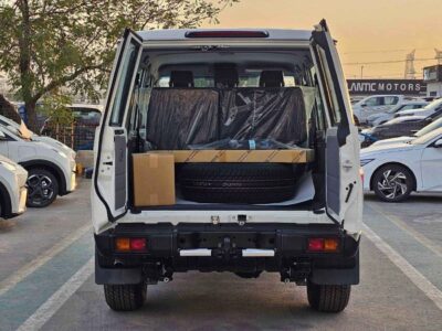 2025 Toyota Land Cruiser 70 LX LC76 2.8L MANUAL V4 DIESEL White Grey SUV GCC