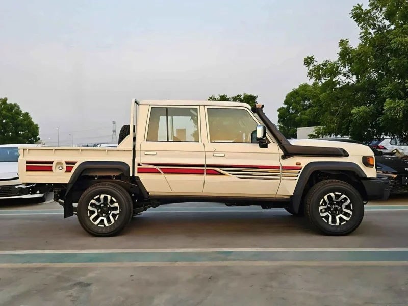 2025 Toyota Land Cruiser 2.8L DIESEL V4 DOUBLE CABIN White Tan Pickup Truck