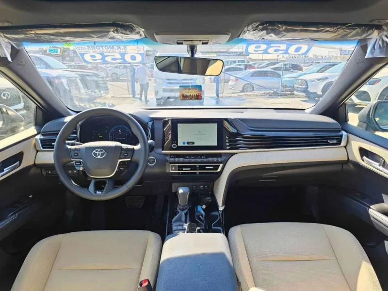 2025 Toyota Camry LE 2.5 LitresV4 HYBRID Engine White Beige Sedan GCC Specs