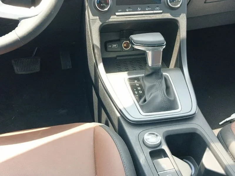 2025 Hyundai Creta 1.5 Litres 4 Cylinders Petrol Engine White Brown SUV GCC Specs