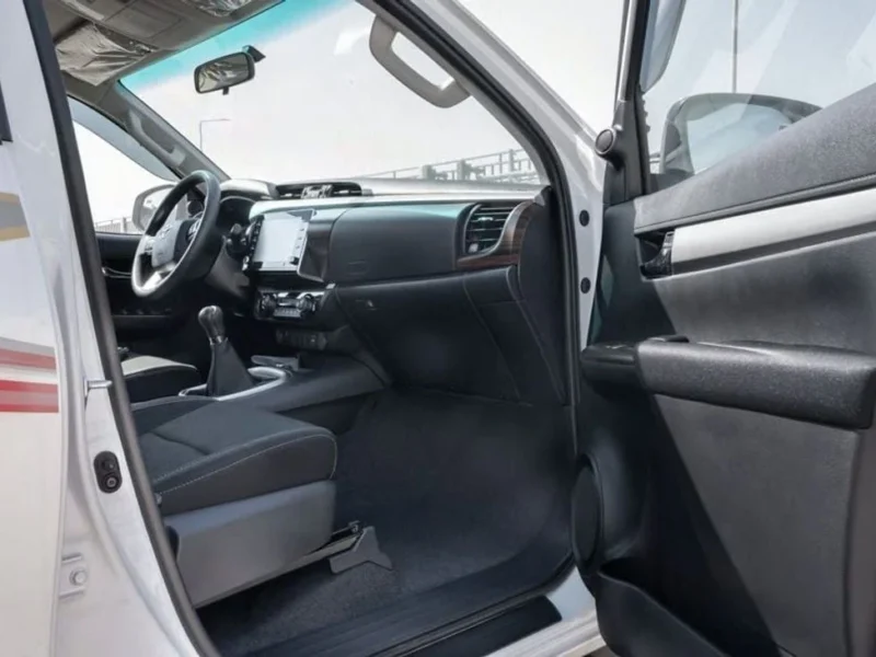 2025 Toyota Hilux SR 2.7 Litres 4 Cylinders Petrol Engine White Black Pickup Truck GCC